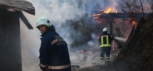 Artvin'de bir ev ile samanlık yandı