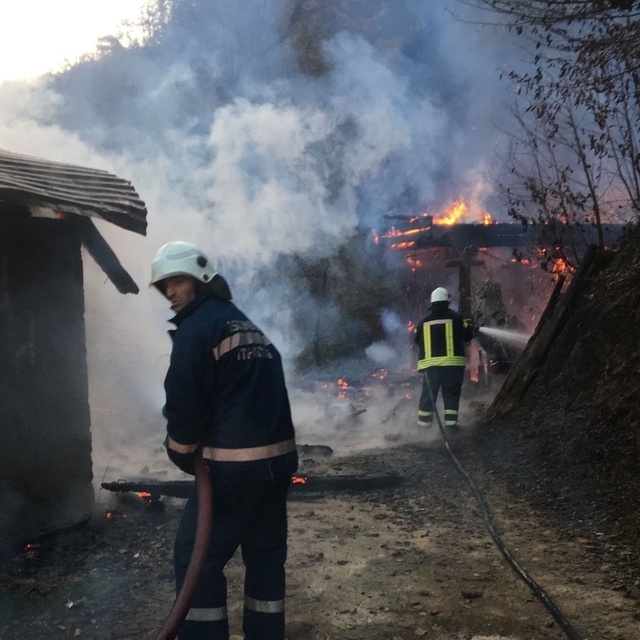 Artvin'de bir ev ile samanlık yandı