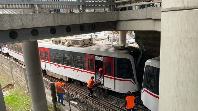 İzmir'de metro raydan çıktı