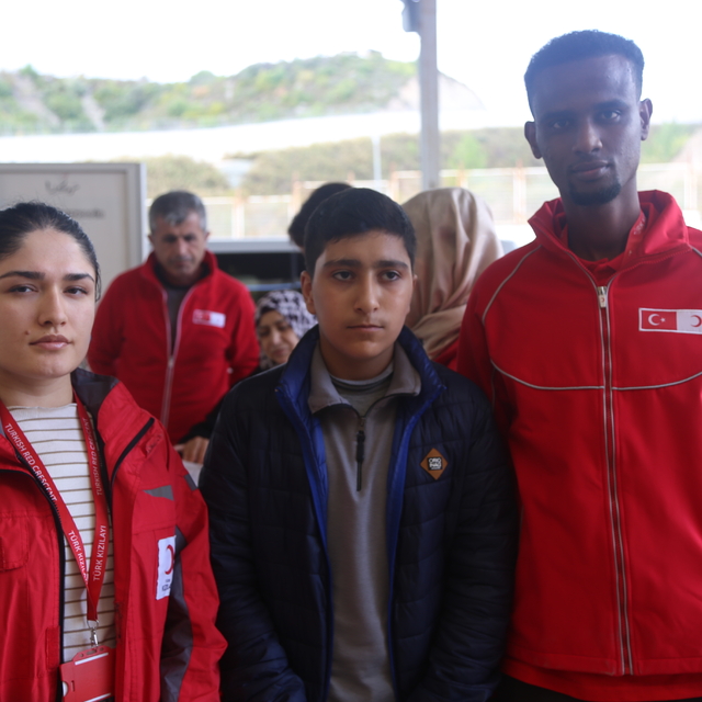 Depremde annesi, ablası ve 2 ağabeyini kaybeden Suriyeli çocuk, babasına ka...