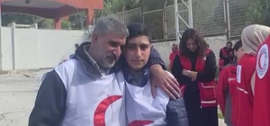 Depremde ailesini kaybeden Suriyeli Ahmed, ülkesindeki babası ile sınırda b...