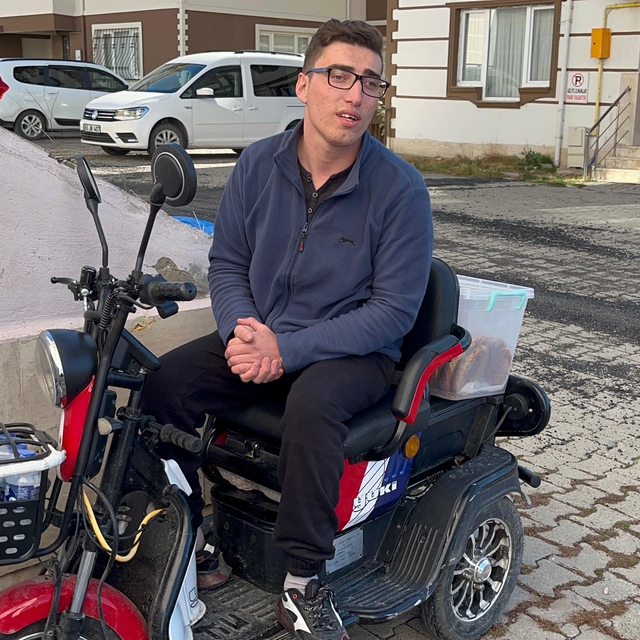 Çerkeş'te yaşayan engelli genç çalışarak ailesine destek olmak istiyor