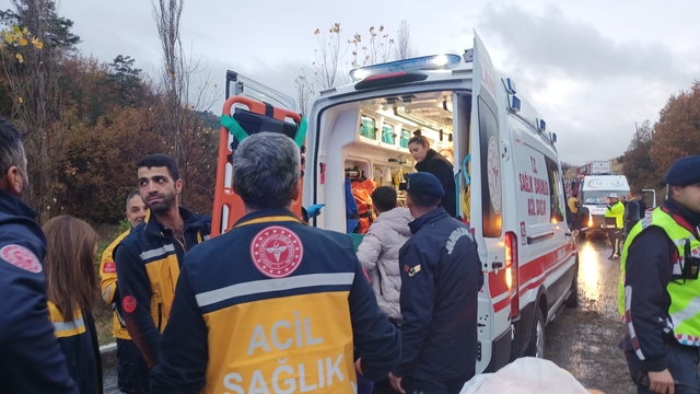 Amasya'da devrilen otobüsteki 20 yolcu yaralandı