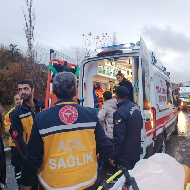 Amasya'da devrilen otobüsteki 20 yolcu yaralandı