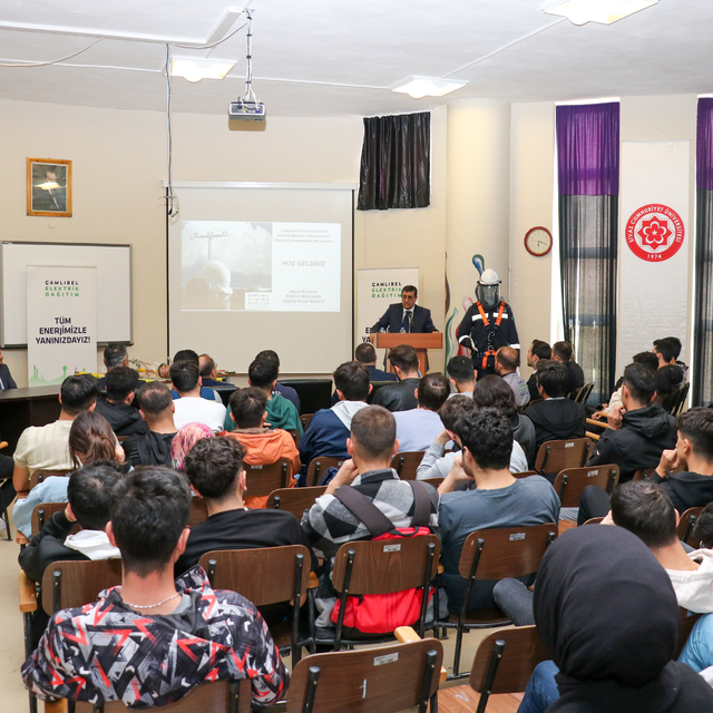 ÇEDAŞ yöneticileri öğrencilerle bir araya geldi