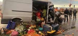 Konya'da tıra arkadan çarpan minibüsteki 2 kişi yaralandı