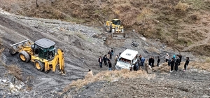 Siirt'te şarampole devrilen minibüsteki 3 kişi yaralandı