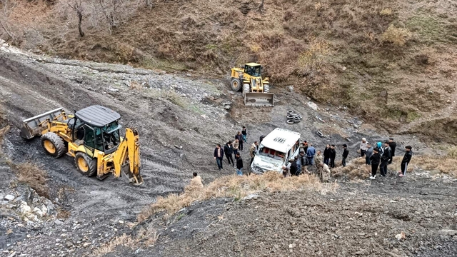 Siirt'te şarampole devrilen minibüsteki 3 kişi yaralandı