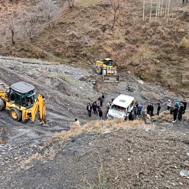 Siirt'te şarampole devrilen minibüsteki 3 kişi yaralandı