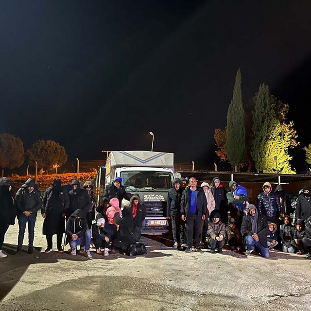 Çanakkale'de 64 kaçak göçmen ile 4 organizatör şüphelisi yakalandı