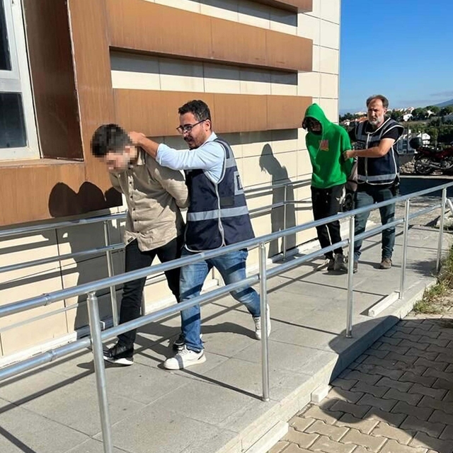 Urla'da 2 iş yerinden hırsızlık yapan şüpheliler yakalandı