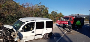 Burdur'da direğe çarpan otomobildeki iki kişi yaralandı