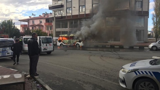 Elektrik kontağından çıkan yangında minibüs hurdaya döndü