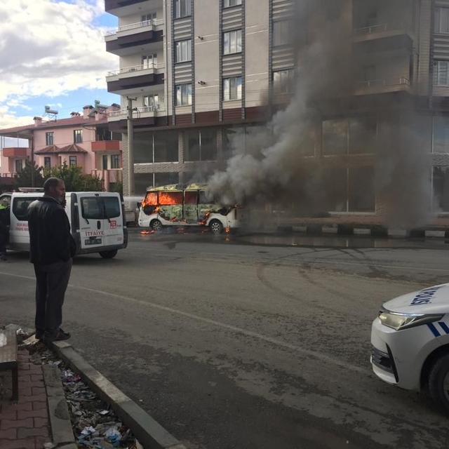 Elektrik kontağından çıkan yangında minibüs hurdaya döndü