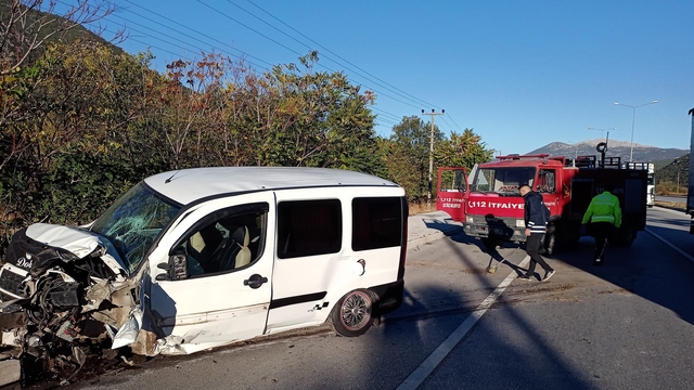 Burdur'da direğe çarpan otomobildeki iki kişi yaralandı