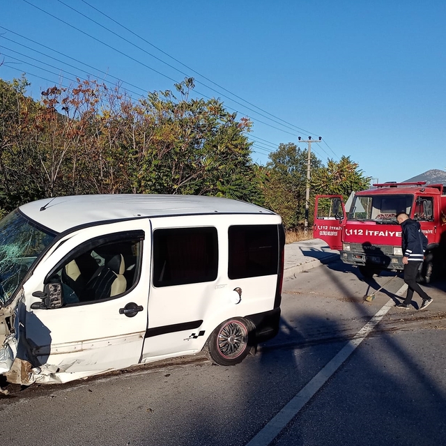 Burdur'da direğe çarpan otomobildeki iki kişi yaralandı