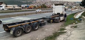 Kocaeli'de kara yolunda tırdan düşen konteyner ulaşımı aksattı