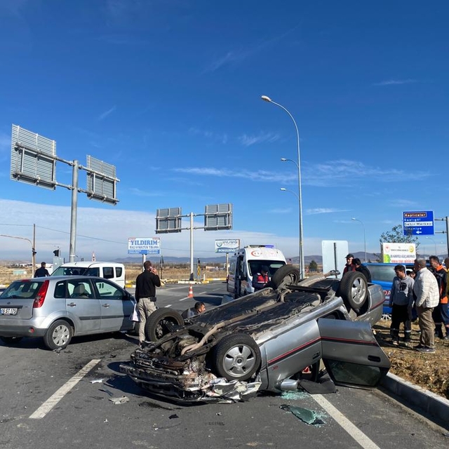 Afyonkarahisar'da iki otomobilin çarpıştığı kazada 5 kişi yaralandı