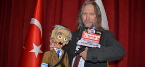 Tiyatro sanatçısı Mehmet Tahir İkiler, Muş'taki gösterisinde İsrail'in sald...