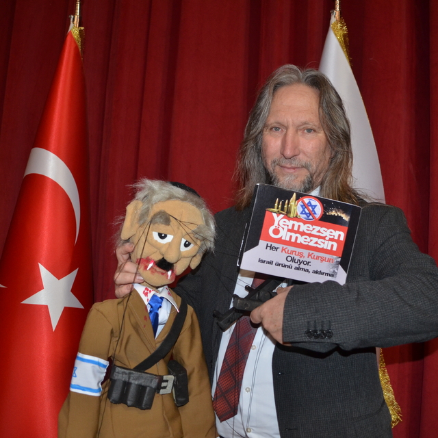 Tiyatro sanatçısı Mehmet Tahir İkiler, Muş'taki gösterisinde İsrail'in sald...