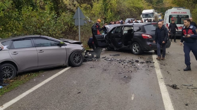 Bartın´da iki otomobil çarpıştı: 1 ölü, 5 yaralı