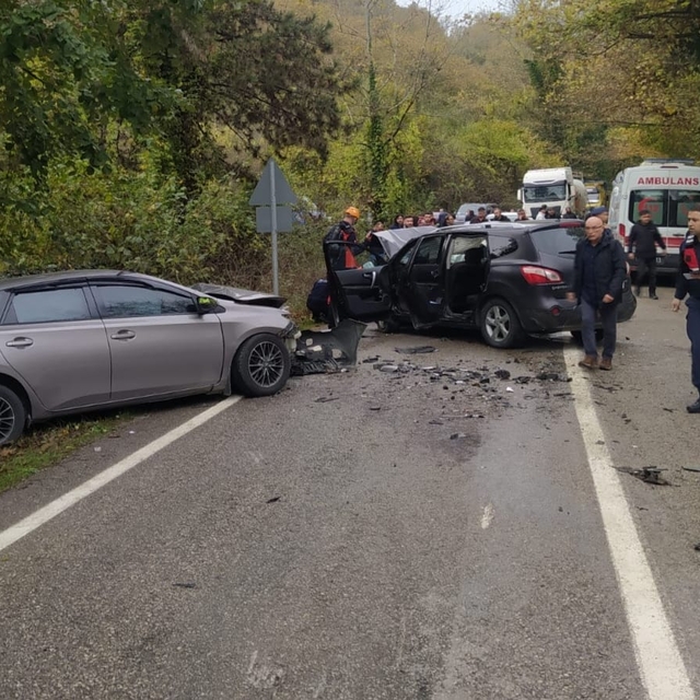 Bartın´da iki otomobil çarpıştı: 1 ölü, 5 yaralı