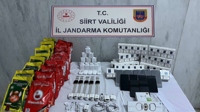 Siirt'te gümrük kaçağı çay, sigara ve telefon ele geçirildi