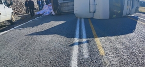 Hakkari'de devrilen kamyonun sürücüsü yaralandı