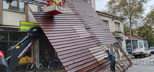 Balıkesir'de kuvvetli rüzgar nedeniyle bazı binaların çatısı zarar gördü