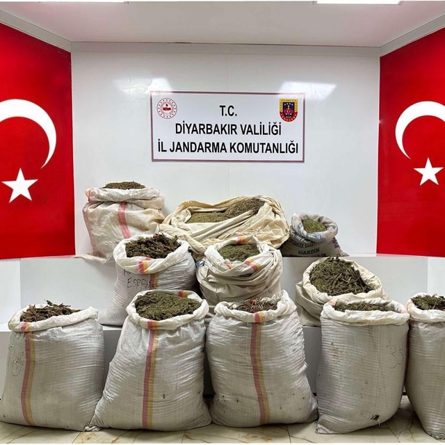 Diyarbakır'da 296 kilogram esrar yakalandı
