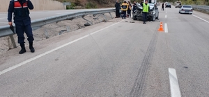 Tokat'ta bariyerlere çarpan otomobildeki 2 kişi yaralandı