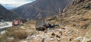 Erzurum devrilen nohut yüklü tırın sürücüsü öldü