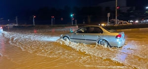 Mersin'de sağanak hayatı olumsuz etkiledi