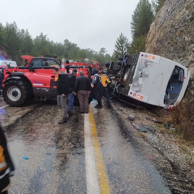 Bursa'da, otobüs ile otomobil çarpıştı: 1 ölü, 3 yaralı