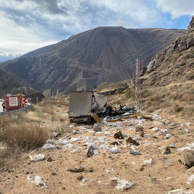 Erzurum devrilen nohut yüklü tırın sürücüsü öldü
