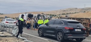 Diyarbakır'da tırın traktöre çarpması sonucu 1 kişi öldü, 1 kişi yaralandı