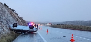 Afyonkarahisar'da devrilen otomobildeki 3 kişi yaralandı