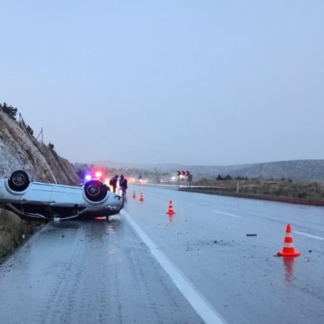 Afyonkarahisar'da devrilen otomobildeki 3 kişi yaralandı