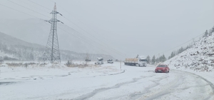 Sivas'ta Geminbeli Geçidi'nde kar yağışı etkili oluyor