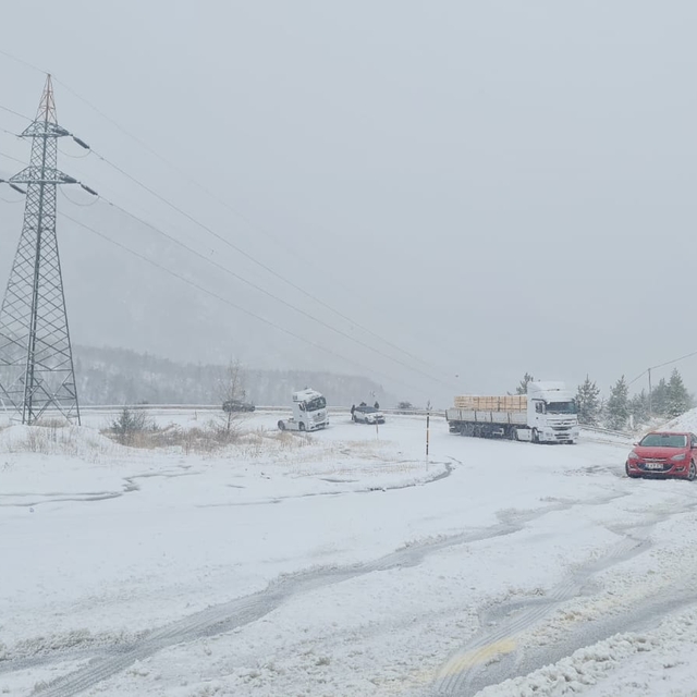 Sivas'ta Geminbeli Geçidi'nde kar yağışı etkili oluyor