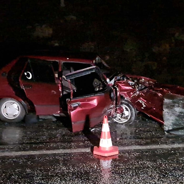 İzmir'de otomobiller çarpıştı; belediye personeli öldü, sürücü ağır yaralı