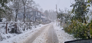 Düzce'de sağanak nedeniyle su baskınları yaşandı, kar yağışı ulaşımı aksattı