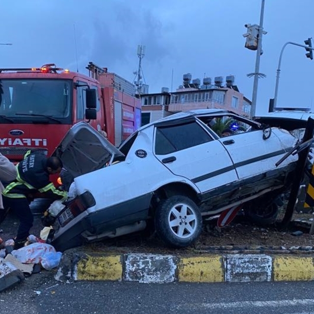 Hatay'da refüje çıkan otomobildeki 5 kişi yaralandı