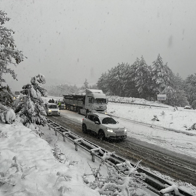 Zonguldak'ta sağanak ve kar hayatı olumsuz etkiliyor