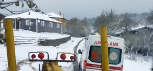 Karabük'te yolda mahsur kalan ambulansı karla mücadele ekipleri kurtardı
