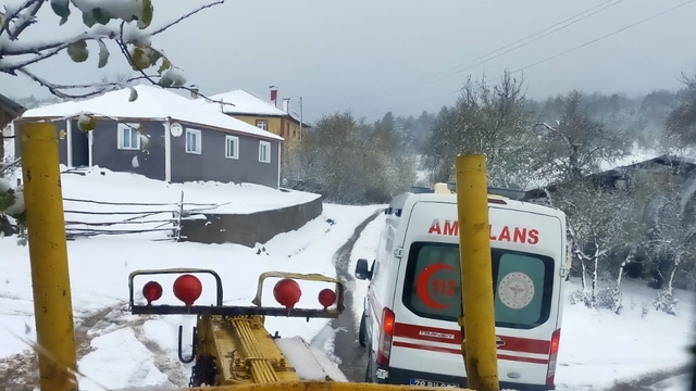 Karabük'te yolda mahsur kalan ambulansı karla mücadele ekipleri kurtardı
