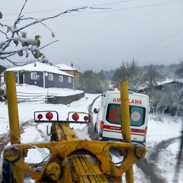 Karabük'te yolda mahsur kalan ambulansı karla mücadele ekipleri kurtardı
