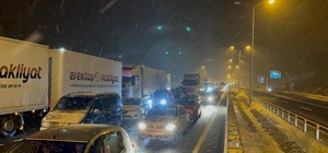 D-100 kara yolunda kar yağışıyla yaşanan aksamalar Çerkeş'te yoğunluk oluşm...