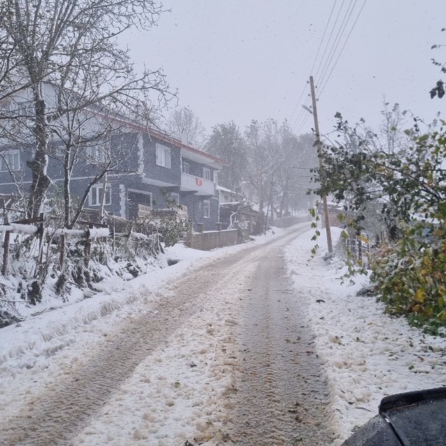 Düzce'de sağanak nedeniyle su baskınları yaşandı, kar yağışı ulaşımı aksatt...
