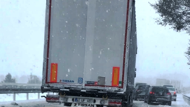 Karabük-Bolu kara yolunda kar yağışı nedeniyle ulaşımda aksamalar yaşanıyor